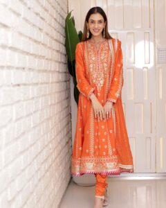 Smriti Khanna Instagram - Karva chauth special 🌙🧡
Wearing @gopivaiddesigns