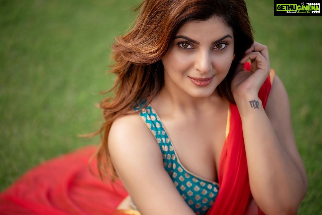 Smrity Sinha Instagram - Credits: Photographer @zingaderanjan Edited by @dedhiabrijesh Make up by @amigo_makeup Outfit by - @kleider.india Styled by - @ms_tanaya @_shambhaviiiiiiiiii_ Amanora Park Town