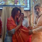 Smrity Sinha Instagram - Team “Chhath ke baratiya” ke saath Kaashi Vishwanath Mandir ka bhawya darshan aur Mahant Shree Shankar Puri ji ka aashirwaad praapt karne ka saubhaagya mila…🙏🏼 Thanks to the PR team ,the CRPF and Security Forces for their assistance and warm welcome 🙏🏼 #kashi #kashivishwanath #smritysinha श्री काशीविश्वनाथ ज्योर्तिलिंग मंदिर - Shri Kashi Vishwanath Jyotirlinga
