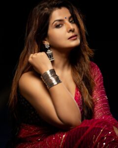 Smrity Sinha Instagram - There are two ways to be Happy; Change the Situation or Change the mindset towards it
Good Morning Everyone 🌞
#smritysinha #photography #instagood #instagram #mylife #myrules 

Photographer @zingaderanjan 
Edited by @dedhiabrijesh
Make up by @amigo_makeup
Outfit by - @kleider.india
Styled by - @ms_tanaya
@sham.bhaviiiiiiiiii