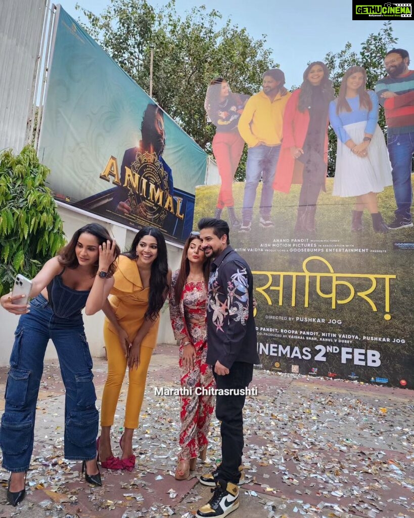 Smrity Sinha Instagram - Pushkar Jog, Pooja Sawant, Disha Pardeshi and Smrity Sinha for the poster launch of "Musafiraa" #musafiraa #posterlaunch #film #movie #PushkarJog #poojasawant #dishapardeshi #smritysinha