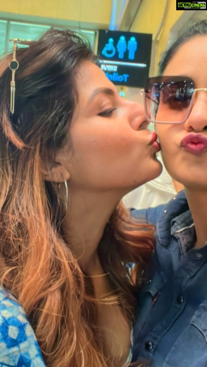Smrity Sinha Instagram - Happy birthday to my crazy, fun n fabulous best friend, I love you to the moon n back … Nd m so grateful for your friendship nd all the fun times we have shared this year, I hope you have a great day ❤️🪬❤️