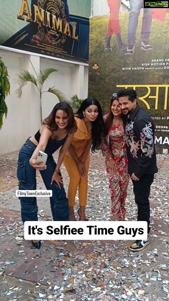 Smrity Sinha Instagram - It's Selfiee Time Guys . . . . #musafiraa #dishapardeshi #smritysinha #pushkarjog