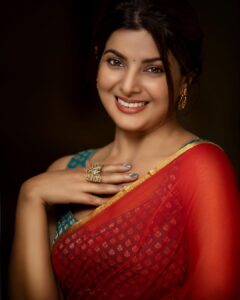 Smrity Sinha Instagram - U can’t go Back and change the Beginning, but u can Start Now & change the Ending 🤟🏻🌹

#smritysinha #instagram #instagood #pic 

Credits: 
Photographer @zingaderanjan 
Make up by @amigo_makeup
Outfit by - @kleider.india
Styled by - @ms_tanaya
@_shambhaviiiiiiiiii_

@pinkvilla @voompla @viralbhayani @goosebumpscinema @goosebumpsent1