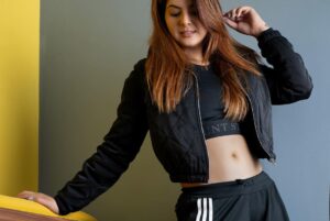 Smrity Sinha Instagram - Fitness is not about being better than someone else,it’s about being better than YOU USED TO BE
#smritysinha #instagood #instagram #photography 

Credits: 

Photographer @zingaderanjan @Weddingkraft
Edited by @dedhiabrijesh
Make up by @amigo_makeup
Outfit by - @kleider.india
Styled by - @ms_tanaya
@_shambhaviiiiiiiiii_