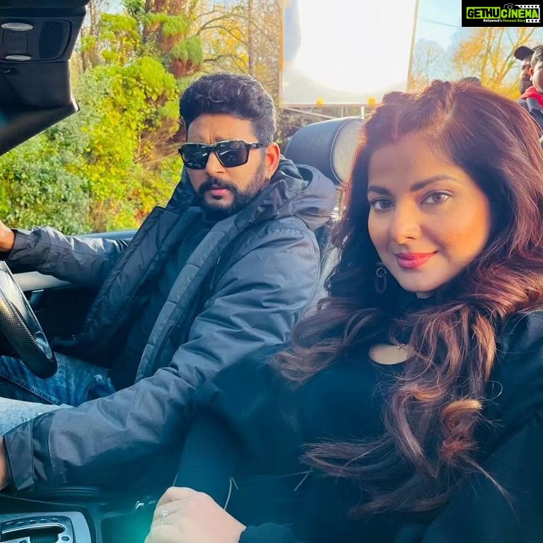 Smrity Sinha Instagram - ख़ूबसूरत सी हँसी वाली, शानदार अभिनेत्री स्मृती सिन्हा जी को जन्मदिन की करोड़ों करोड़ों शुभकामनाएं।