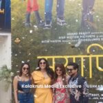 Smrity Sinha Instagram - 'मुसाफिरा' या आगामी चित्रपटाचं भव्यदिव्य पोस्टर दिमाखात लॉन्च... #musaphira #मुसाफ़िरा #friendship #pushkarjog #poojasawant #smritysinha #dishapardeshi #pushkarajchirputkar #marathimovie #UpcomingMovie #marthiactors #comingsoon #entertainment #KalakrutiMedia #bhfyp