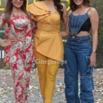 Smrity Sinha Instagram - 'मुसाफिरा' चित्रपटाच्या पोस्टर लाँचला अभिनेत्रींनी स्टायलिश अंदाजात लावली हजेरी!❤️ #musafira #dishapardeshi #poojasawant #smritysinha #cinegossips