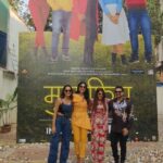 Smrity Sinha Instagram - मुसाफिरा चित्रपटाचा भव्य पोस्टर लाँच सोहळा✨ #pushkarjog #poojasawant #musafira #dishapardeshi #smritiysinha #itsmajja