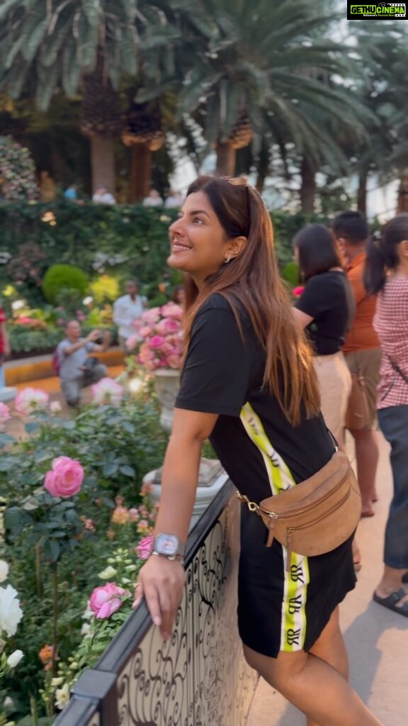 Smrity Sinha Instagram - Happiness held is the seed; happiness shared is the Flower 🌸 🥰 #instagood #smritysinha #travel #singapore #holiday #gardensbythebay #trending Garden By The Bay singapore