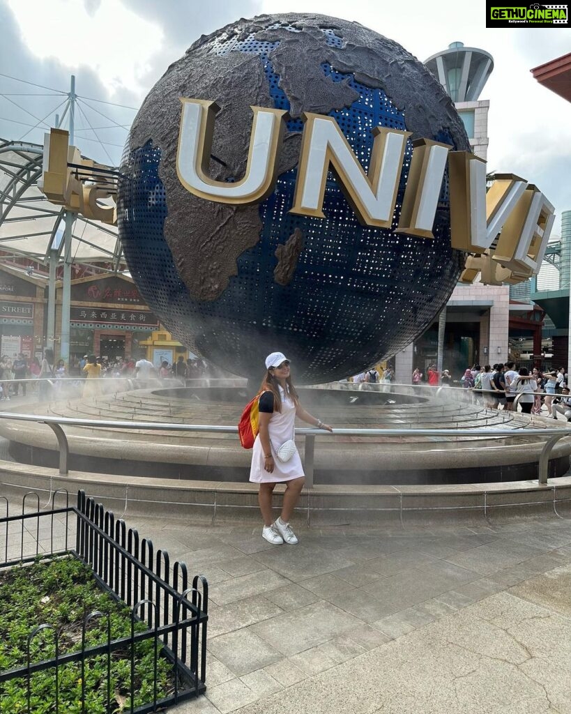 Smrity Sinha Instagram - Universal Studios 🤟🏻#smritysinha Universal Studios Singapore