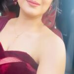 Smrity Sinha Instagram - Hilore maare….. 🤟🏻#smritysinha #instagood #instagram #reels #trending #song Outfit courtesy @vidyamourya096 Makeup @abeeha_mamoon team Hair do @abeeha_mamoon team and sonal🥰 Thank all of you 💕 Dubai, United Arab Emirates
