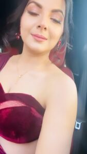 Smrity Sinha Instagram - Hilore maare….. 🤟🏻#smritysinha #instagood #instagram #reels #trending #song
Outfit courtesy @vidyamourya096 
Makeup @abeeha_mamoon team
Hair do @abeeha_mamoon team and sonal🥰
Thank all of you 💕