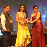 Smrity Sinha Instagram - Thanking IBFA and @abhaysinhaofficial ji for believing in me and critically acclaiming me as the “Best Actress” for my film Gharwali Baharwali 2 Really happy to receive this award from the heartthrob of many & sensational and my personal favorite @jacquelinef143 🥰… 💝 Coca-Cola Arena Dubai, United Arab Emirates