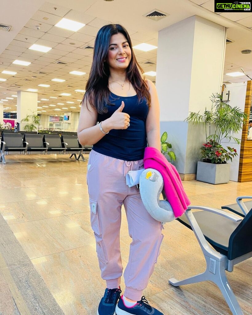 Smrity Sinha Instagram - If your WHY is stronger then your HOW becomes easier 👍 #instagood #dubaicalling #smritysinha Ahmedabad International Airport