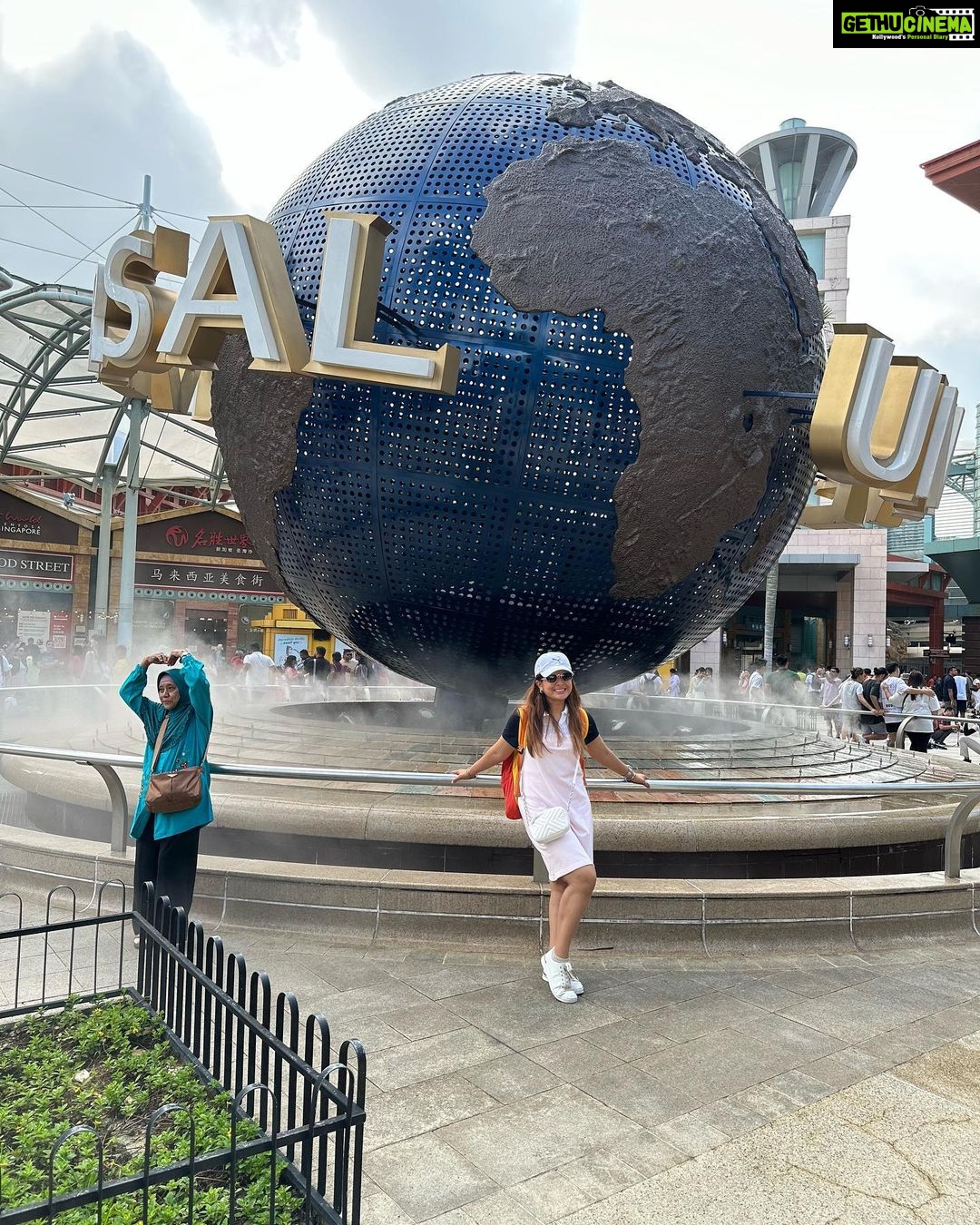 Smrity Sinha Instagram - Universal Studios 🤟🏻#smritysinha Universal Studios Singapore