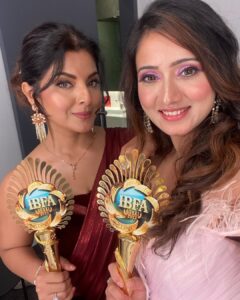 Smrity Sinha Instagram - We won 💕💕💕
Me : Best Debutant Actress
@smritysinha_official Ji : Best Actress critic 🥰🥰🥰
Girl power 🌸