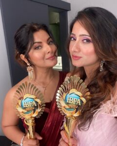Smrity Sinha Instagram - We won 💕💕💕
Me : Best Debutant Actress
@smritysinha_official Ji : Best Actress critic 🥰🥰🥰
Girl power 🌸