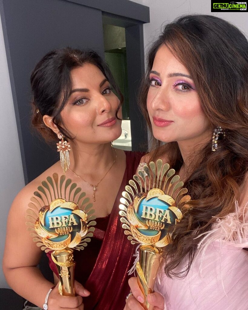 Smrity Sinha Instagram - We won 💕💕💕 Me : Best Debutant Actress @smritysinha_official Ji : Best Actress critic 🥰🥰🥰 Girl power 🌸 Coca-Cola Arena