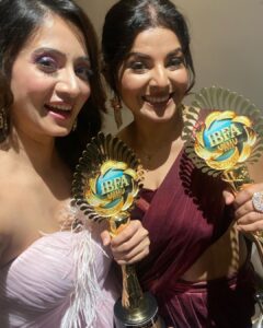 Smrity Sinha Instagram - We won 💕💕💕
Me : Best Debutant Actress
@smritysinha_official Ji : Best Actress critic 🥰🥰🥰
Girl power 🌸