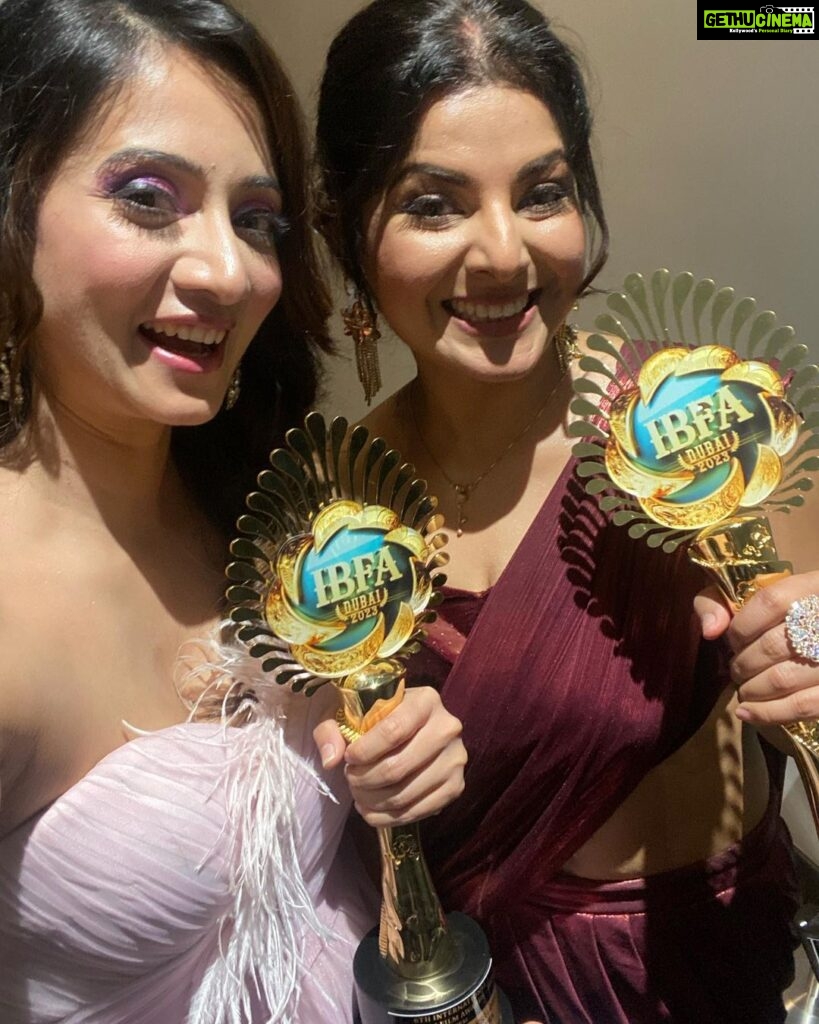 Smrity Sinha Instagram - We won 💕💕💕 Me : Best Debutant Actress @smritysinha_official Ji : Best Actress critic 🥰🥰🥰 Girl power 🌸 Coca-Cola Arena