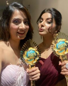 Smrity Sinha Instagram - We won 💕💕💕
Me : Best Debutant Actress
@smritysinha_official Ji : Best Actress critic 🥰🥰🥰
Girl power 🌸