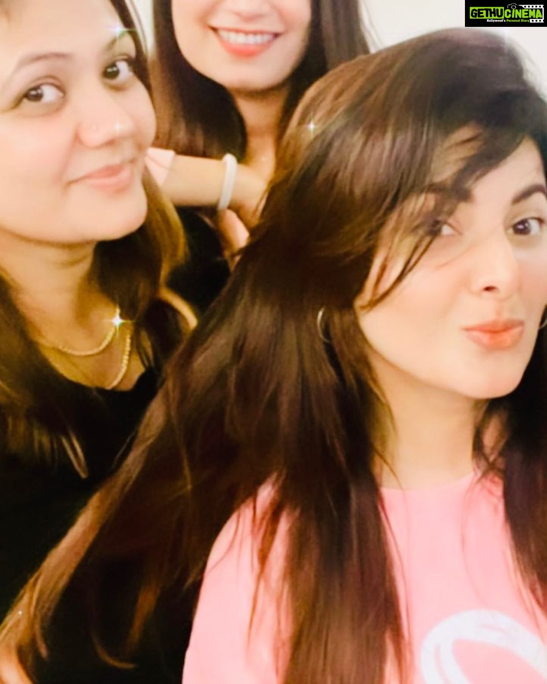 Smrity Sinha Instagram - Happy birthday to dear janeman @lovyrohatgi_kohinoor …yes u rightly named urself kohinoor as a beautiful woman in and out u deserve the best of everything in life… May God be always kind and giving to you ♥️