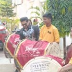 Smrity Sinha Instagram - ढोल ताशांच्या गजरात आगामी 'मुसाफिरा' चित्रपटाच्या भव्य पोस्टर लाँचला कलाकार सज्ज! 📸 #musafira #dholtashe #PosterLaunch #marathidhamaal #marathidhamaalexclusive