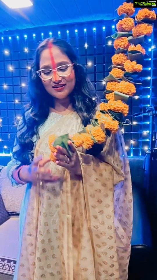Smrity Sinha Instagram - Chal Chhat Geet Gawal Jaye ๐๐งฟ๐โค๏ธ #instagramreels #PriyankaSingh #Indiansinger #chhathmahaparv #Chhatgeetviralsong #Videosong #Viralreels #newsongs2023 #chhatkebaratiya #Filmsong #Chhatgeetviralsong Keep Blessing Always