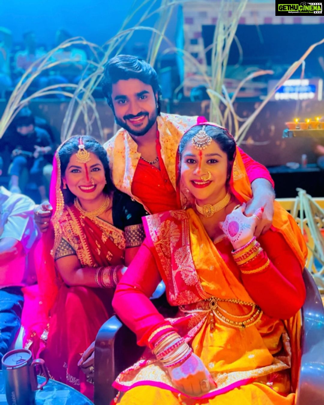Smrity Sinha Instagram - This is very cute picture @pradeeppandey_chintu and @smritysinha_official , can’t miss to post ,,, straight from chaath special shoot for @zeebiskope with my lovely friends ❤️🧿 #aa #chaathspecial #anarabyanalerida #anaragupta #smritysinha #pradeeppandeychintu