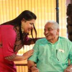 Sneha Sreekumar Instagram – ജീവിതത്തിലെ ഏറ്റവും പ്രിയപ്പെട്ട നിമിഷങ്ങളിൽ ഒന്ന് ❤️❤️
കലാമണ്ഡലം ഗോപിയാശാൻ 😍
📷 @unni_sivan_photography
#kathakali #kalamandalamgopi