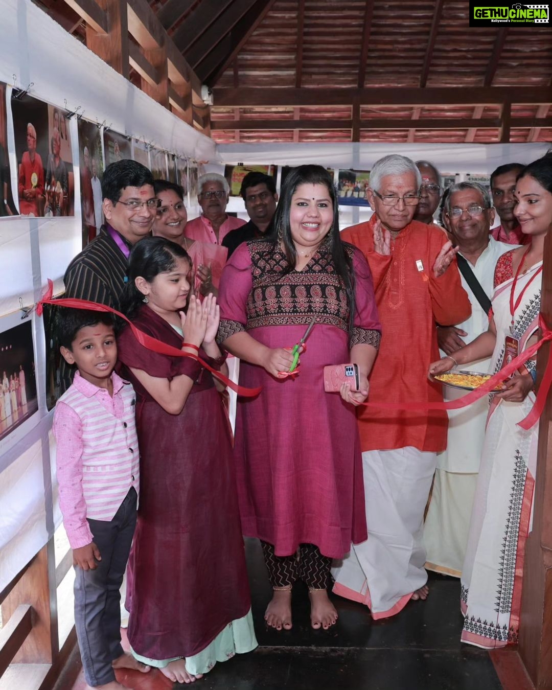 Sneha Sreekumar Instagram - കലാമണ്ഡലം പ്രഭാകരൻ മാഷിന് കേന്ദ്ര സംഗീതനാടക അക്കാദമിയുടെ അമൃത് പുരസ്കാരം ലഭിച്ചതിന്റെ ഭാഗമായി കലാമണ്ഡലത്തിൽ നടന്ന അനുമോദന ചടങ്ങിൽ നിന്ന്...... ഓട്ടൻതുള്ളലിനു ആദ്യമായാണ് കേന്ദ്രതലത്തിൽ ഒരു അംഗീകാരം ലഭിക്കുന്നത്.. ഈ നേട്ടം കലാകേരളത്തിന് അഭിമാനം ആണ്.. മാഷിന്റെ ശിഷ്യആവാൻ കഴിഞ്ഞത് അഭിമാനവും ഭാഗ്യവും ആയി കാണുന്നു ❤️❤️❤️ Pic : @pradeeppudhussery