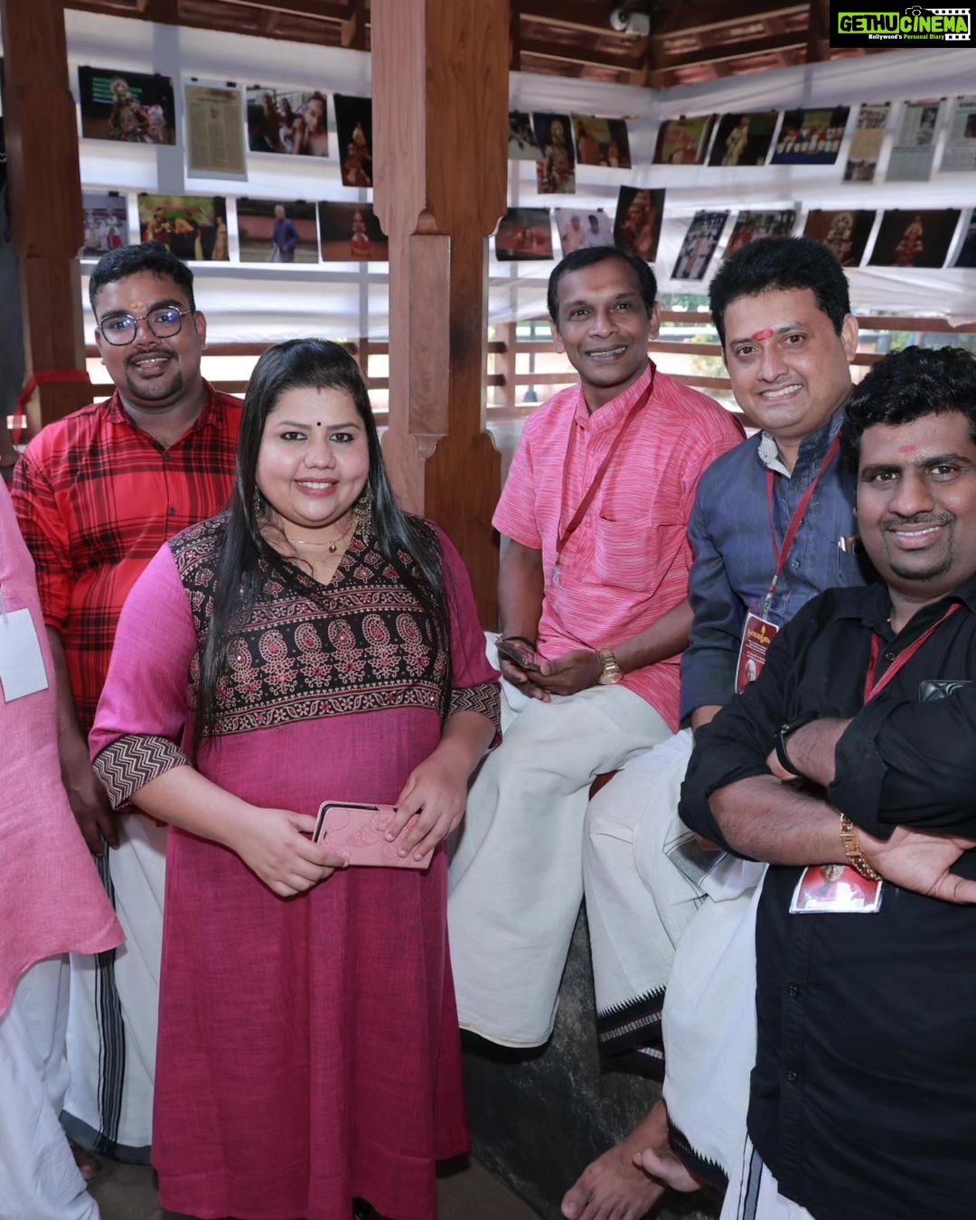 Sneha Sreekumar Instagram - കലാമണ്ഡലം പ്രഭാകരൻ മാഷിന് കേന്ദ്ര സംഗീതനാടക അക്കാദമിയുടെ അമൃത് പുരസ്കാരം ലഭിച്ചതിന്റെ ഭാഗമായി കലാമണ്ഡലത്തിൽ നടന്ന അനുമോദന ചടങ്ങിൽ നിന്ന്...... ഓട്ടൻതുള്ളലിനു ആദ്യമായാണ് കേന്ദ്രതലത്തിൽ ഒരു അംഗീകാരം ലഭിക്കുന്നത്.. ഈ നേട്ടം കലാകേരളത്തിന് അഭിമാനം ആണ്.. മാഷിന്റെ ശിഷ്യആവാൻ കഴിഞ്ഞത് അഭിമാനവും ഭാഗ്യവും ആയി കാണുന്നു ❤️❤️❤️ Pic : @pradeeppudhussery