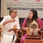 Sneha Sreekumar Instagram – കലാമണ്ഡലം പ്രഭാകരൻ മാഷിന് കേന്ദ്ര സംഗീതനാടക അക്കാദമിയുടെ അമൃത് പുരസ്‌കാരം ലഭിച്ചതിന്റെ ഭാഗമായി കലാമണ്ഡലത്തിൽ നടന്ന അനുമോദന ചടങ്ങിൽ നിന്ന്…… ഓട്ടൻതുള്ളലിനു ആദ്യമായാണ് കേന്ദ്രതലത്തിൽ ഒരു അംഗീകാരം ലഭിക്കുന്നത്.. ഈ നേട്ടം കലാകേരളത്തിന് അഭിമാനം ആണ്.. മാഷിന്റെ ശിഷ്യആവാൻ കഴിഞ്ഞത് അഭിമാനവും ഭാഗ്യവും ആയി കാണുന്നു ❤️❤️❤️
Pic : @pradeeppudhussery