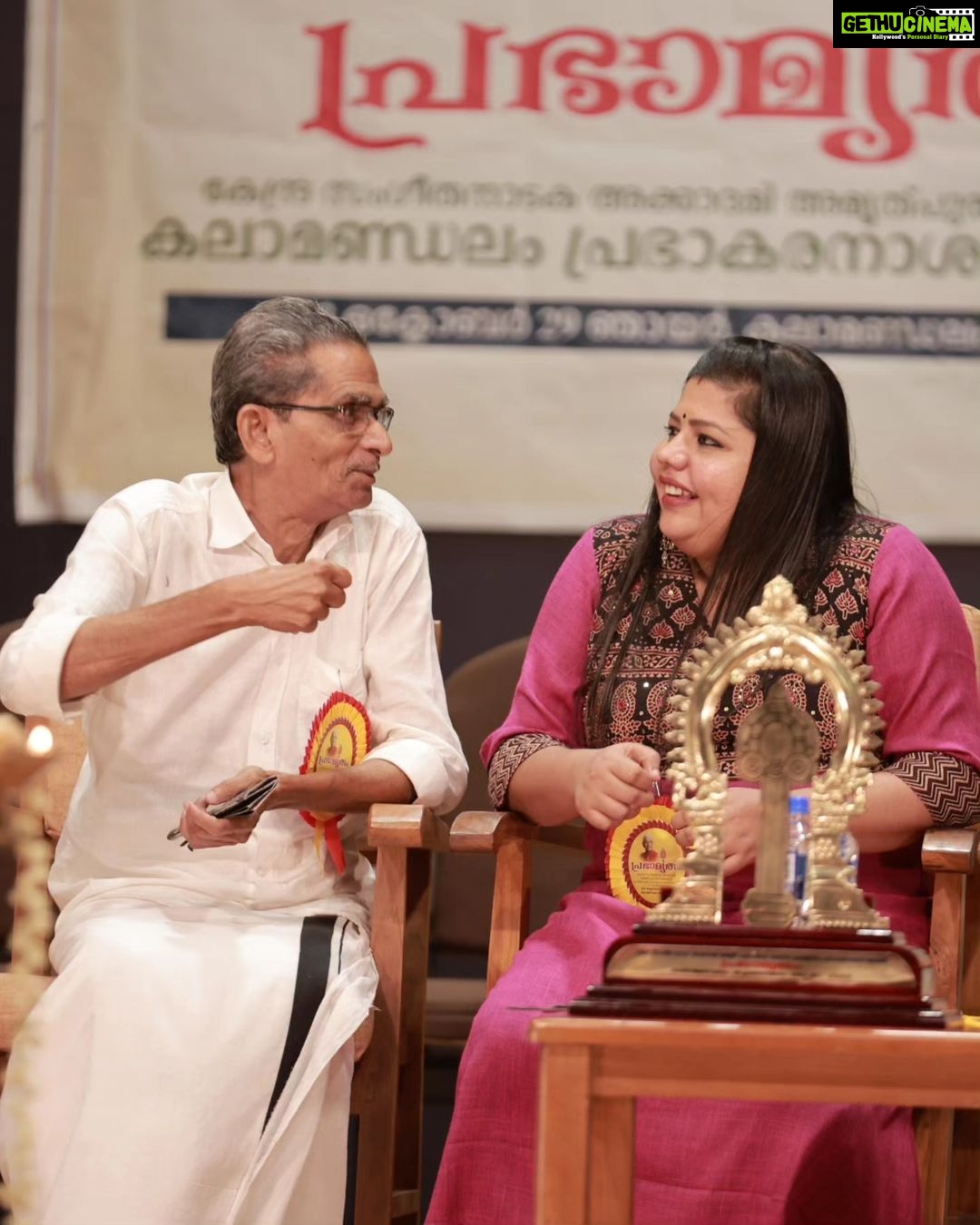 Sneha Sreekumar Instagram - കലാമണ്ഡലം പ്രഭാകരൻ മാഷിന് കേന്ദ്ര സംഗീതനാടക അക്കാദമിയുടെ അമൃത് പുരസ്കാരം ലഭിച്ചതിന്റെ ഭാഗമായി കലാമണ്ഡലത്തിൽ നടന്ന അനുമോദന ചടങ്ങിൽ നിന്ന്...... ഓട്ടൻതുള്ളലിനു ആദ്യമായാണ് കേന്ദ്രതലത്തിൽ ഒരു അംഗീകാരം ലഭിക്കുന്നത്.. ഈ നേട്ടം കലാകേരളത്തിന് അഭിമാനം ആണ്.. മാഷിന്റെ ശിഷ്യആവാൻ കഴിഞ്ഞത് അഭിമാനവും ഭാഗ്യവും ആയി കാണുന്നു ❤️❤️❤️ Pic : @pradeeppudhussery