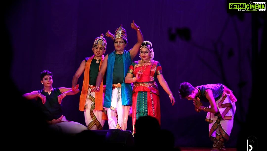 Sneha Sreekumar Instagram - Time flies… unforgettable stage memories ❤️ @sreekumarsneha @am_u_r_anuu @akshara_aneesh @amalnathms @prajith_kp_bharathanjali @sarath_naik @jayaprakashanju