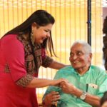 Sneha Sreekumar Instagram – ജീവിതത്തിലെ ഏറ്റവും പ്രിയപ്പെട്ട നിമിഷങ്ങളിൽ ഒന്ന് ❤️❤️
കലാമണ്ഡലം ഗോപിയാശാൻ 😍
📷 @unni_sivan_photography
#kathakali #kalamandalamgopi