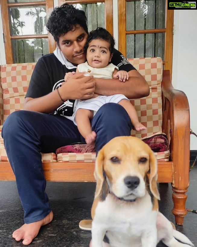 Sneha Sreekumar Instagram - എന്റെ മക്കൾ ❤️❤️❤️ ആദ്യമായി ഒരുകുഞ്ഞിനെ നോക്കുന്നത് ചേച്ചിയുടെ മോൻ അച്ചുനെയാണ്.. ഒട്ടും ശീലമില്ലാത്ത പരിപാടിയായിരുന്നെങ്കിലും അവൻ എന്നെ കുറെ പഠിപ്പിച്ചു 😄.. പിന്നീട് ജീവിതത്തിലേക്ക് അപ്രതീക്ഷിതമായി വന്നവനാണ് ഓസ്കാർ. മുഴുവൻസമയം അവന്റെ കാര്യങ്ങൾ നോക്കണ്ടിവന്നത് കൊണ്ട് തന്നെ അവൻ എനിക്ക് വലിയ സ്കൂളായിരുന്നു.കൂടുതൽ ക്ഷമ എന്നിലേക്ക് വന്നതും, ഒരു കുഞ്ഞിനെ പോലെ അവനെ നോക്കിയതും വലിയ മാറ്റം ആയിരുന്നു 😄. ഈ രണ്ടു ചേട്ടന്മാരും എന്നെ പഠിപ്പിച്ചത് കൂടാതെ പുതിയത് പഠിപ്പിക്കാൻ എത്തിയ ആളാണ് കേദാർ 😍. My boys❤️❤️
