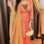 Sneha Ullal Instagram - Navratri in Patna 🙏🏻 🇮🇳 #snehaullal #patna #navratri #globaldesi Dressed by @myglobaldesi Patna, India