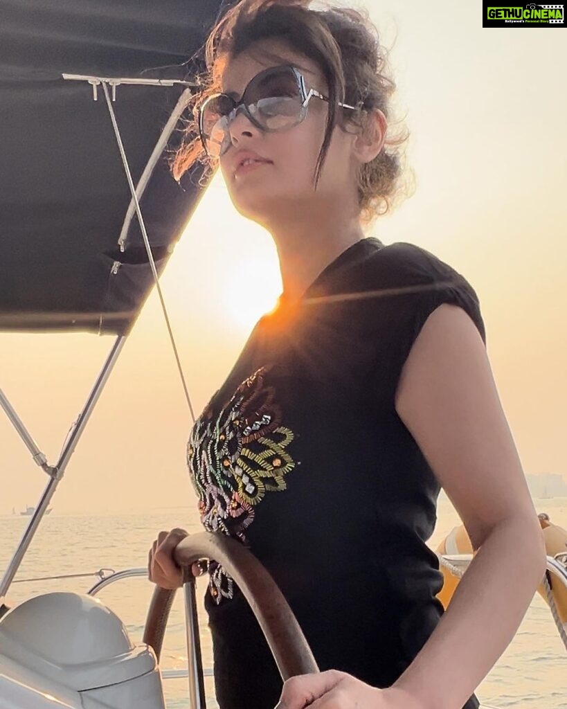 Sneha Ullal Instagram - Yesterday, I embarked on the voyage of sailing. I learned that the boat finds its course through the intricate dance of wind and water. The act of steering, while essential remained secondary when engines fall silent, leaving us in the hands of wind and water as our true navigators. 🛥️ 🚤 Experience sailing with @india_boats right here in Mumbai. #snehaullal #sailinginstagram #boatsinmumbai #booknow #anniversary #birthday #proposal #sundown #sealife Gateway of India ,Mumbai
