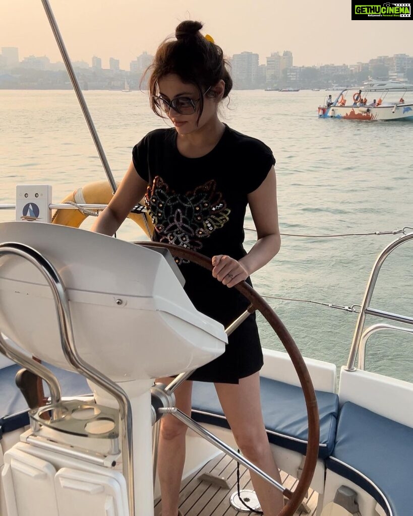 Sneha Ullal Instagram - Yesterday, I embarked on the voyage of sailing. I learned that the boat finds its course through the intricate dance of wind and water. The act of steering, while essential remained secondary when engines fall silent, leaving us in the hands of wind and water as our true navigators. 🛥 🚤 Experience sailing with @india_boats right here in Mumbai. #snehaullal #sailinginstagram #boatsinmumbai #booknow #anniversary #birthday #proposal #sundown #sealife Gateway of India ,Mumbai