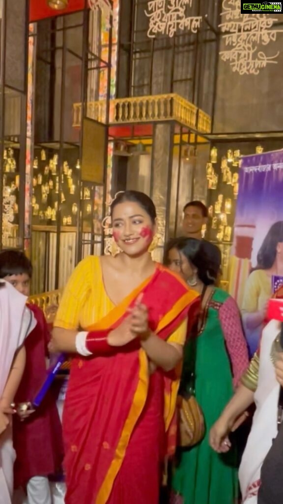 Sohini Sarkar Instagram - The sweet connections I made this year while visiting the best Pujos in Kolkata and being part of joyous Sindur Khela rituals! #Cadburycelebrations #Celebrationshuru #Pujocelebration #DurgaPujo2023 #SindoorKhela