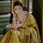 Sohini Sarkar Instagram - 🌻🌻🌻 Sharodiya Shoot for @sangbadpratidin Videography: @that_cam_boy_official Makeup : @abhijitpl2 Sari : Priyogopal Bishoyi Jewellery: @tahir_somethingsopure Blouse : @parama_g Styling : @bidisha_chattopadhyay Coordination : @shampalimaulick Location : @92_kabisukanta_sarani 🔗 @socialyard_digital #durgapuja #kolkata #durga #durgapujo #durgamaa #calcutta #agomoni #pujo #maadurga #kumartuli #kolkatadurgapuja #kolkatagram #bengal #maa #instagram #bengali #durgapujokolkata #devinegoddess #pujorchobi