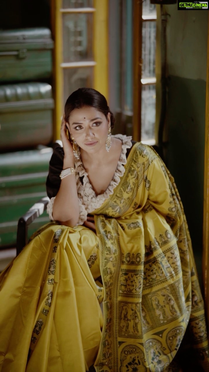 Sohini Sarkar Instagram - 🌻🌻🌻 Sharodiya Shoot for @sangbadpratidin Videography: @that_cam_boy_official Makeup : @abhijitpl2 Sari : Priyogopal Bishoyi Jewellery: @tahir_somethingsopure Blouse : @parama_g Styling : @bidisha_chattopadhyay Coordination : @shampalimaulick Location : @92_kabisukanta_sarani 🔗 @socialyard_digital #durgapuja #kolkata #durga #durgapujo #durgamaa #calcutta #agomoni #pujo #maadurga #kumartuli #kolkatadurgapuja #kolkatagram #bengal #maa #instagram #bengali #durgapujokolkata #devinegoddess #pujorchobi