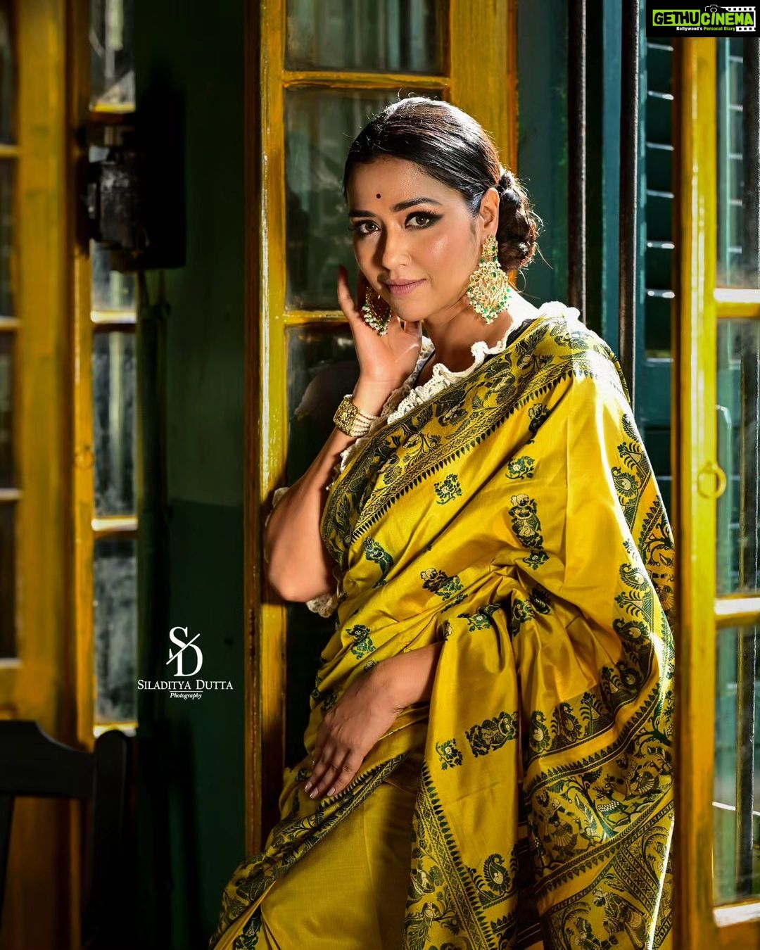 Sohini Sarkar Instagram - πΈ Pujo Shoot for @sangbadpratidin In frame : @sohinisarkar01 π Photo : @siladitya_dutta Makeup & Hair : @abhijitpl2 Saree : Priyogopal Bishoyi Blouse : @parama_g Jewellery: @tahir_somethingsopure Styling : @bidisha_chattopadhyay Coordination : @shampalimaulick . . . . . . . . . . . . . . . . . . . . . . . . #actress #photoshoot #fashionblog #fashionblogger #fashionmagazine #portraitsgames #styleblogger #portraitspg #portraitsmood #photooftheday #fashionblogger_de #portraitphotography #fashiondiaries #fashioneditorial #fashionphotography #fashionwoman #ootd #ootdfashion #portraits #portraitpage #styleinspiration #portraitmood #fashionaddict #wiwt #moodygrams #incredibleindia #fashionphotography #fashionphotographer #instafashion #fashionworld Barrister Babur Bari 92 Kabi Sukanta Sarani