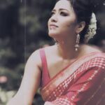 Sohini Sarkar Instagram - 🌺🌺🌺🌺 . . . 📸 @sahil_paswan_2646_ 💄@dassourav3 💇‍♀️ @pujahalder629017 🥻 @ataleoftextilebyavijit 🔗 @socialyard_digital @sayoniroy9 . . #Pujoshoot #pujoasche #durgapujo #promotional