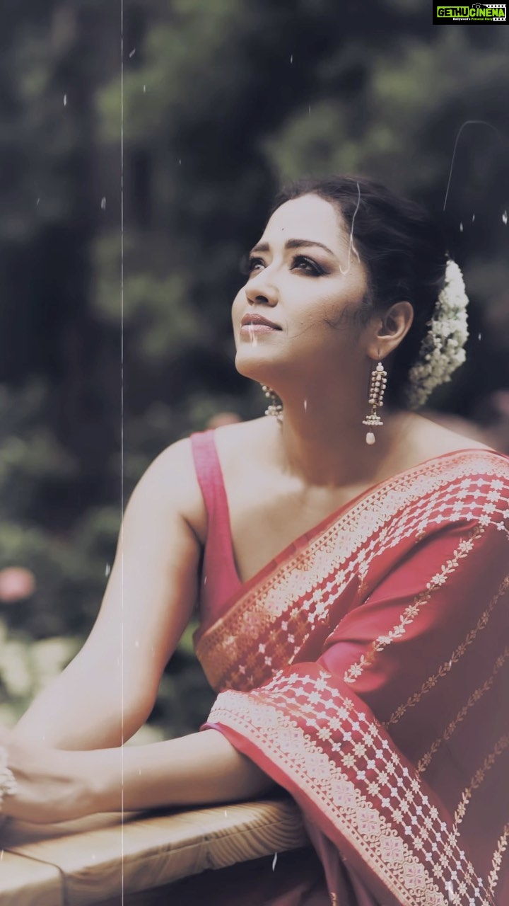 Sohini Sarkar Instagram - 🌺🌺🌺🌺 . . . 📸 @sahil_paswan_2646_ 💄@dassourav3 💇♀️ @pujahalder629017 🥻 @ataleoftextilebyavijit 🔗 @socialyard_digital @sayoniroy9 . . #Pujoshoot #pujoasche #durgapujo #promotional