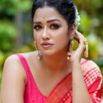 Sohini Sarkar Instagram - 🌺🌺🌺🌺 . . . 📸 @sahil_paswan_2646_ 💄@dassourav3 💇‍♀️ @pujahalder629017 🥻 @ataleoftextilebyavijit 🔗 @socialyard_digital @sayoniroy9 . . #Pujoshoot #pujoasche #durgapujo #promotional