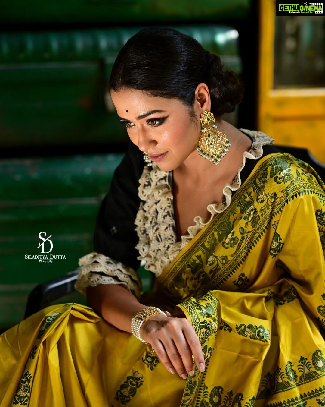 Sohini Sarkar Instagram - πΈ Pujo Shoot for @sangbadpratidin In frame : @sohinisarkar01 π Photo : @siladitya_dutta Makeup & Hair : @abhijitpl2 Saree : Priyogopal Bishoyi Blouse : @parama_g Jewellery: @tahir_somethingsopure Styling : @bidisha_chattopadhyay Coordination : @shampalimaulick . . . . . . . . . . . . . . . . . . . . . . . . #actress #photoshoot #fashionblog #fashionblogger #fashionmagazine #portraitsgames #styleblogger #portraitspg #portraitsmood #photooftheday #fashionblogger_de #portraitphotography #fashiondiaries #fashioneditorial #fashionphotography #fashionwoman #ootd #ootdfashion #portraits #portraitpage #styleinspiration #portraitmood #fashionaddict #wiwt #moodygrams #incredibleindia #fashionphotography #fashionphotographer #instafashion #fashionworld Barrister Babur Bari 92 Kabi Sukanta Sarani