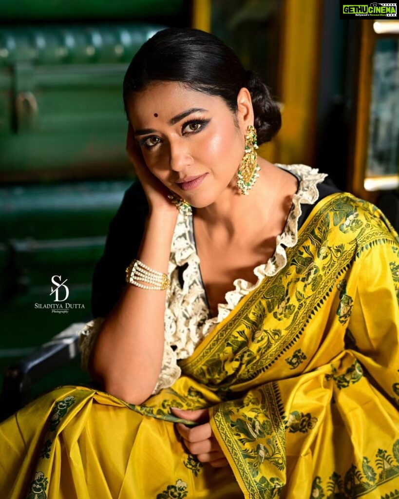 Sohini Sarkar Instagram - 🌸 Pujo Shoot for @sangbadpratidin In frame : @sohinisarkar01 💛 Photo : @siladitya_dutta Makeup & Hair : @abhijitpl2 Saree : Priyogopal Bishoyi Blouse : @parama_g Jewellery: @tahir_somethingsopure Styling : @bidisha_chattopadhyay Coordination : @shampalimaulick . . . . . . . . . . . . . . . . . . . . . . . . #actress #photoshoot #fashionblog #fashionblogger #fashionmagazine #portraitsgames #styleblogger #portraitspg #portraitsmood #photooftheday #fashionblogger_de #portraitphotography #fashiondiaries #fashioneditorial #fashionphotography #fashionwoman #ootd #ootdfashion #portraits #portraitpage #styleinspiration #portraitmood #fashionaddict #wiwt #moodygrams #incredibleindia #fashionphotography #fashionphotographer #instafashion #fashionworld Barrister Babur Bari 92 Kabi Sukanta Sarani